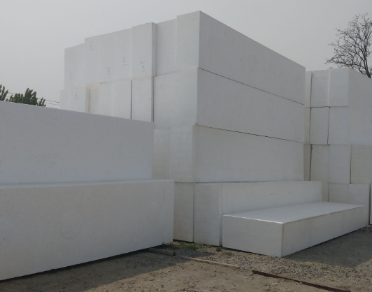 泡沫廢塑料材料的優(yōu)缺點(diǎn):探索秦風(fēng)機(jī)械的回收解決方案